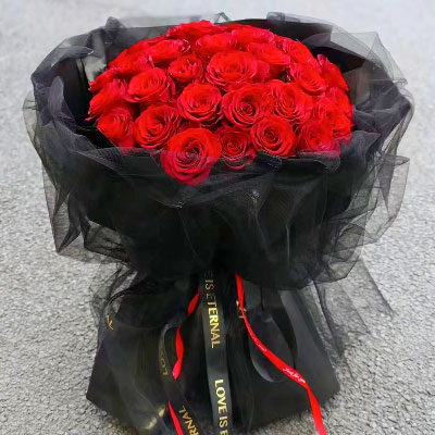 遵义33朵红玫瑰黑色包装，此花表真心