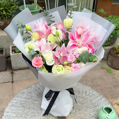遵义9朵玫瑰混搭百合，爱恋纯真无邪